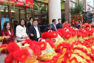 金蛇祈福,鸿运开年!广州白云皮具城2025开市大吉!